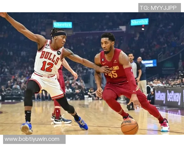 老队友重聚骑士公牛赛前米切尔阿伦与奥科罗亲切交流回忆往昔