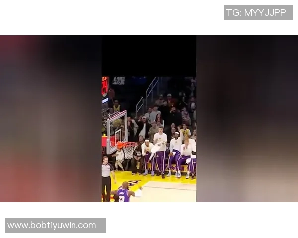 里夫斯赛后第一时间告知詹姆斯我曾为他们父子送出空接精彩瞬间