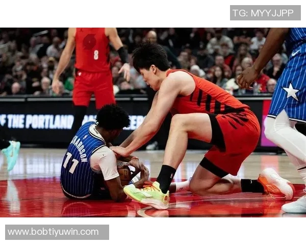 特伦特上篮受伤左小腿被搀扶回更衣室球迷心痛不已 特伦特上篮受伤左小腿被搀扶回更衣室球迷心痛不已