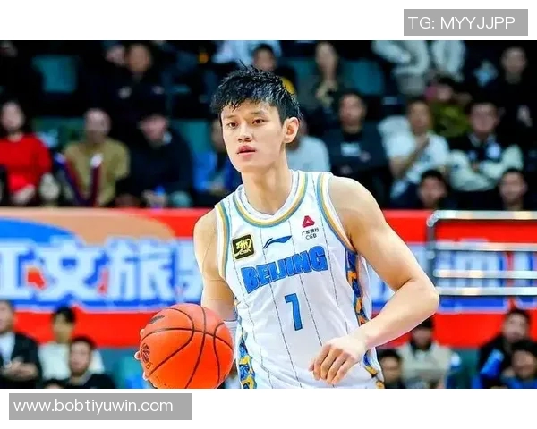 曾凡博上场即紧逼布克遭吹防守犯规展现CBA防守强度